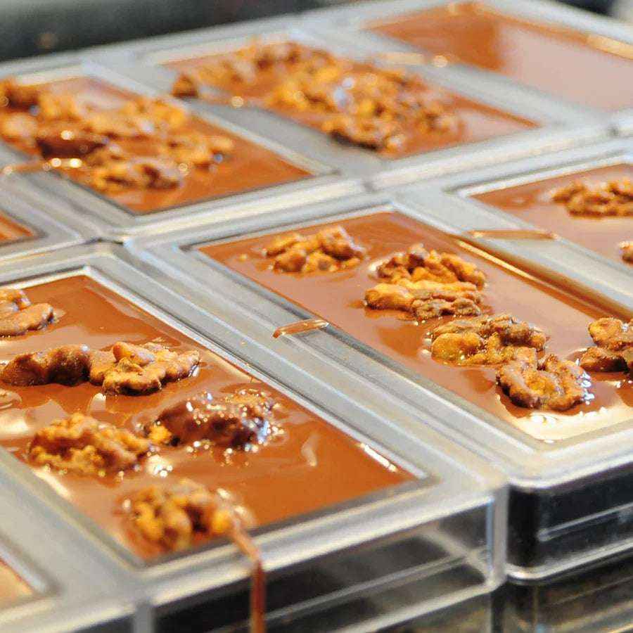 Vysokoprocentní mléčná čokoláda 52% s karamelizovaným vlašským ořechem BIO - Kilian & Close