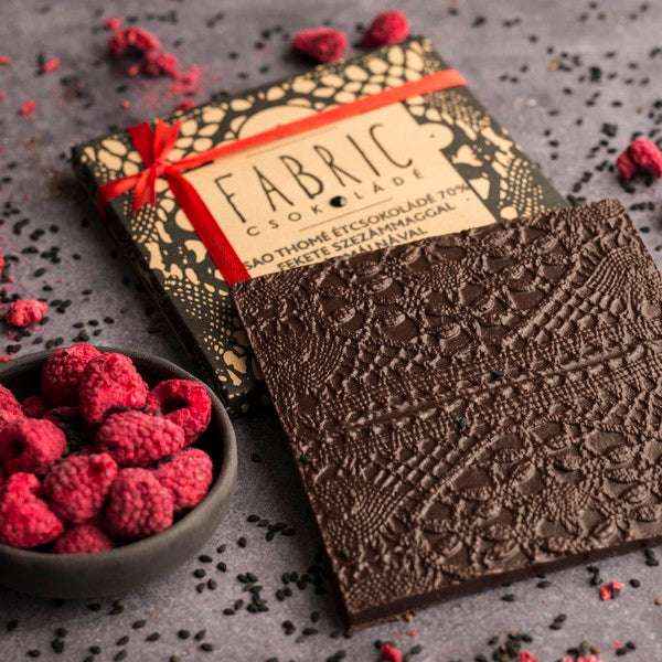 Hořká čokoláda 70% s malinami a černým sezamem - Fabric