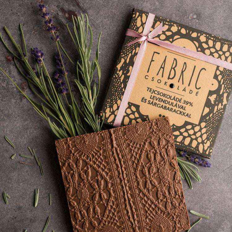 Mléčná čokoláda 39% s levandulovým olejem a meruňkami - Fabric