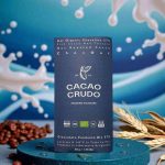 Obal organické čokolády Cacao Crudo 57% od značky Chocoat s moderním designem.