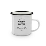 Bílý smaltovaný hrnek s černým nápisem 'Choco Loves Coffee' a grafikou pro příjemný den.