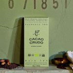 Balení bio čokolády Cacao Crudo s 70% kakaa na šedém pozadí.