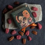Pekanové ořechy v mléčné čokoládě s malinami Fabric. Lahodná kombinace chutí v elegantním balení.