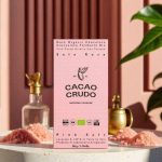 Obal čokolády Cacao Crudo s růžovou solí, zobrazený na pozadí s růžovou solí.