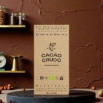 Balení bio čokolády Cacao Crudo s lískovými oříšky a tmavým kakaem v přírodní krabičce.