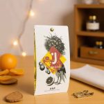 Obal čokoládového produktu Jordis s ilustrací a logem na dřevěném stole.