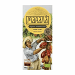 Obal čokolády Maraná s 80% tmavou čokoládou z Piury, Peru, zobrazuje muže sbírajícího kakaové boby.
