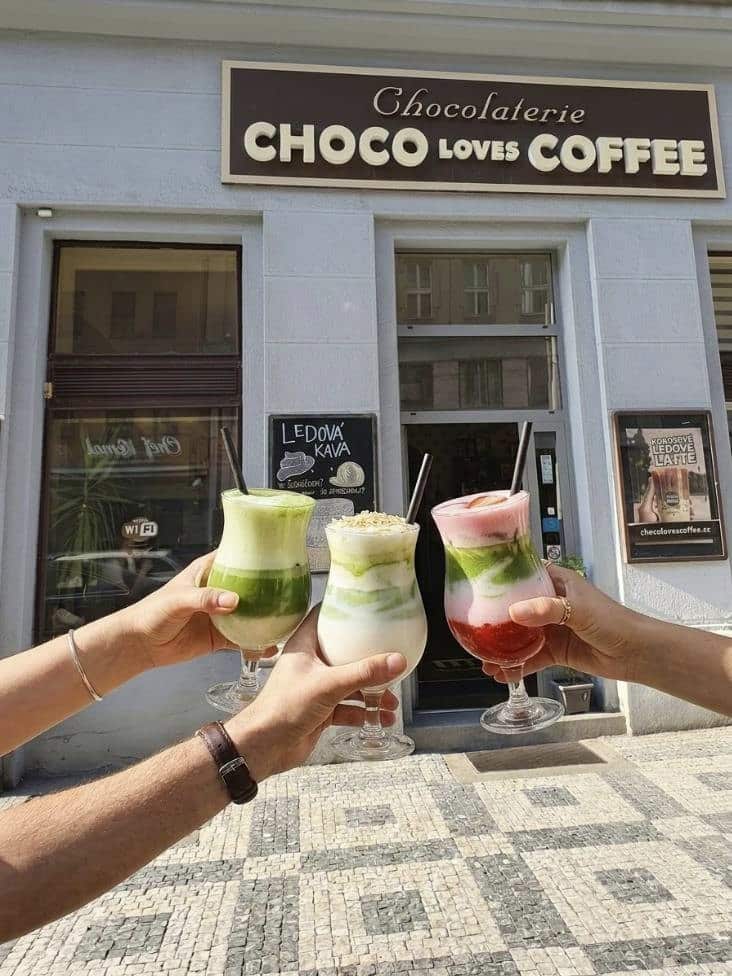 Letní nápoje před prodejnou Choco Loves Coffee
